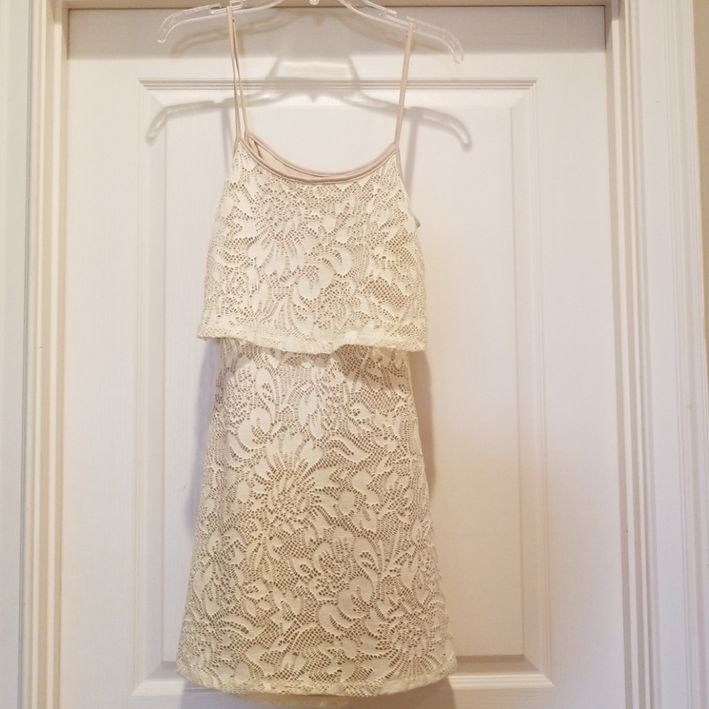 Sleeveless lace cream dress, open circle back